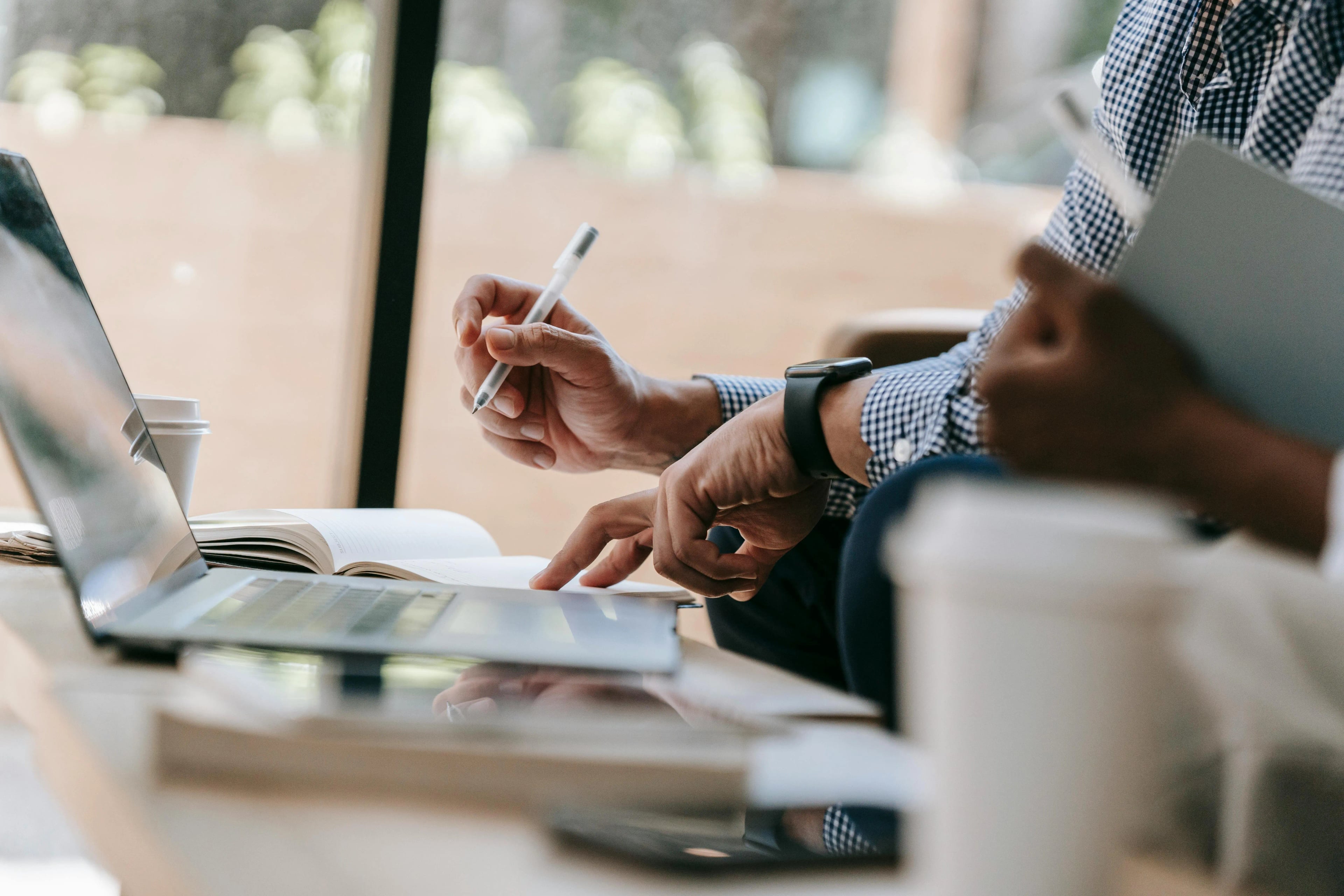 Equipo de MCR Gestoría Online atendiendo a pymes del Baix Llobregat