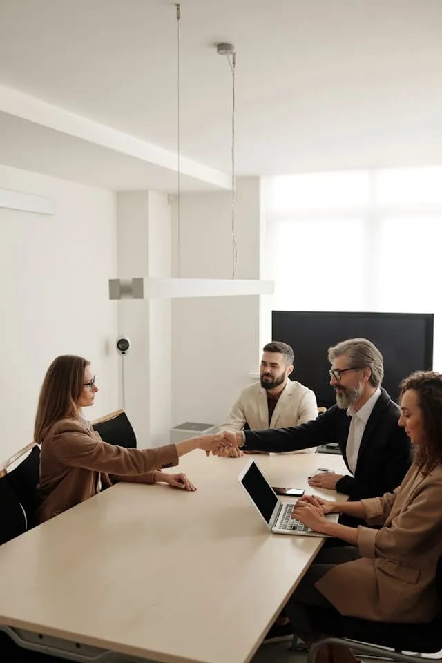 Equipo contable de MCR revisando estados financieros